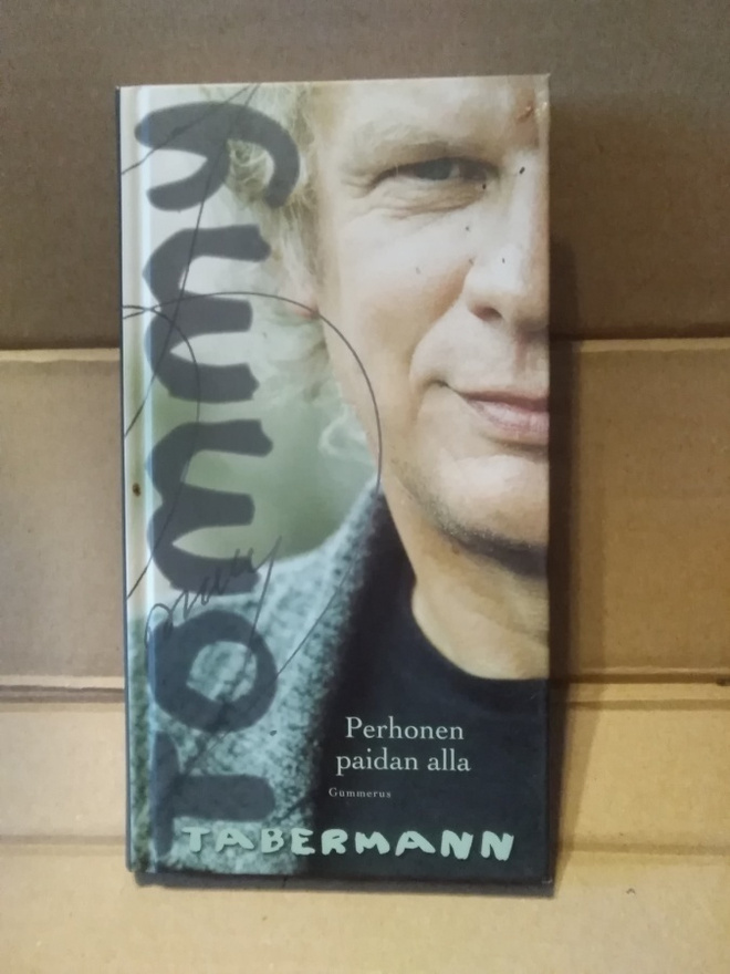 Tommy Tabermann: Perhonen paidan alla
