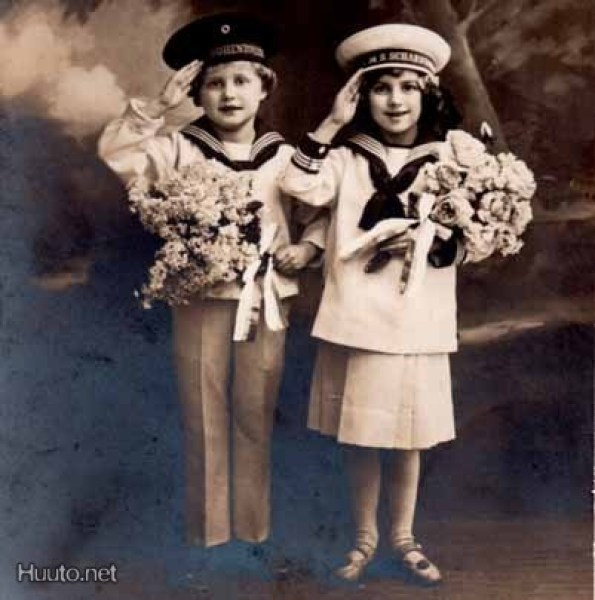 LAPSI / Viehättävät merimiesasuiset lapset. 1900-l.