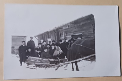 Oulu, aikuiset lähdössä kirkkoon hevosella, vkpk, p. 1912