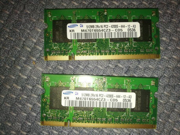 2x Samsung 512MB PC2-4200S-444 RAM moduulia kannett. konelle