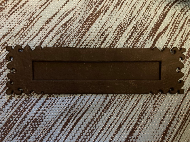 TAKORAUTAINEN POSTILUUKKU
