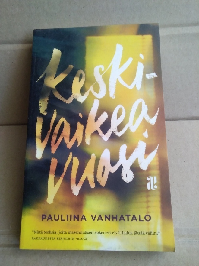 Pauliina Vanhatalo: Keskivaikea vuosi -pokkari-