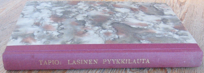 Marko Tapio: Lasinen pyykkilauta, Wsoy 1952. 1p. 203 s.
