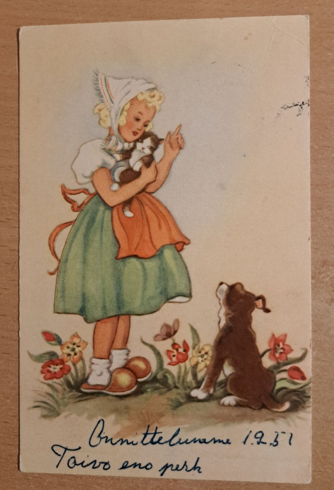 tytöllä kissanpentu sylissä, koira, kulkenut 1951