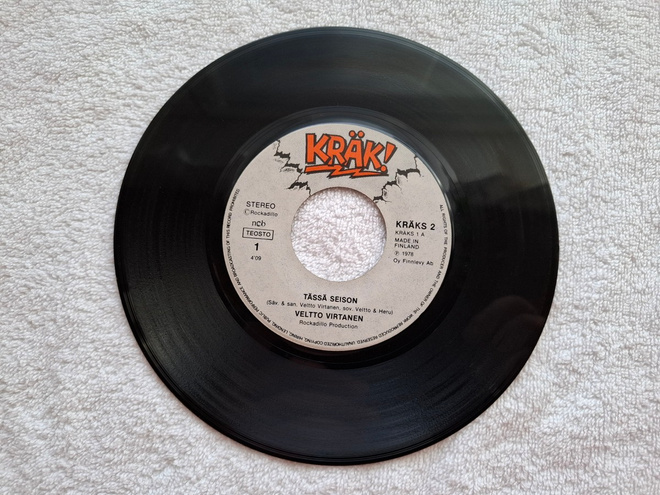 Veltto Virtanen – Tässä Seison / Voipas 7" single