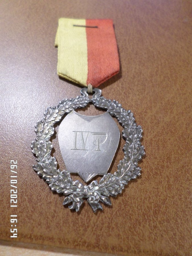 Vanha  Palkintomitali  1918   UH leimalla    ja alkup. nauha
