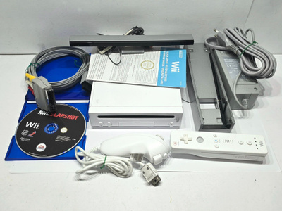 Wii konsoli + ohjaimet + peli [2]