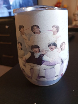 BTS K- pop muki kannella