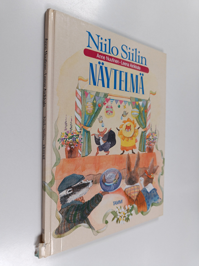 Anne Nuutinen : Niilo Siilin näytelmä : Mäyrämetsän tarin...