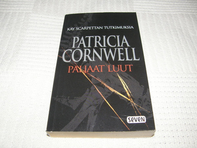 Patricia Cornwell Paljaat luut -pok