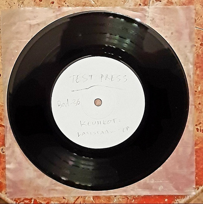 Keuhkot - Latistaa totuudenetsinnän.. 7"EP KOELEVY + kannet+