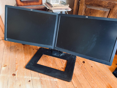 Monitorit 2x HP W2371b 23-inch LED Backlit LCD jalustalla