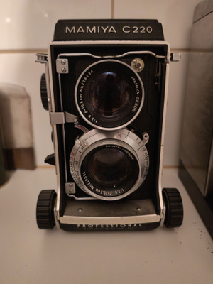 MAMIYA C220 professional