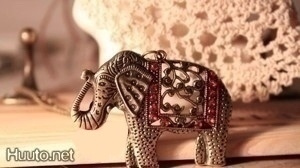 730 .. Vintage Style Finsk Norsu Helmin .. Kaulakoru