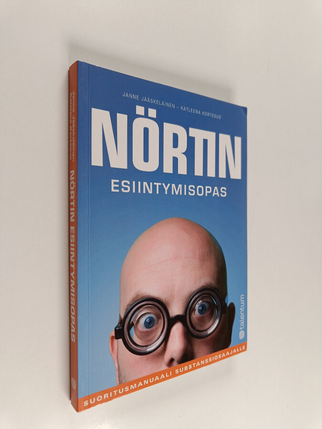 Katleena Kortesuo ym. : Nörtin esiintymisopas : suoritusm...