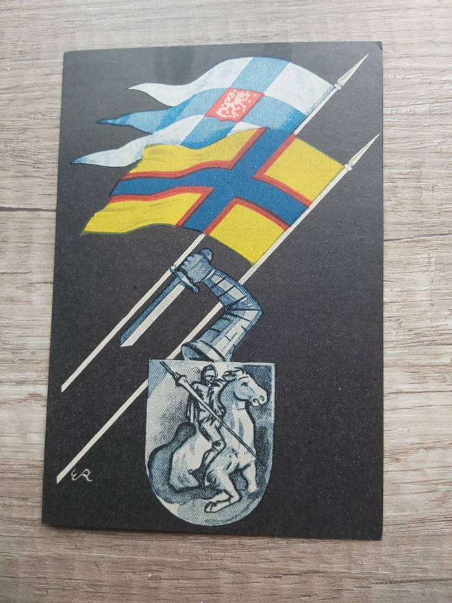4 Suomen sotalippu ja Inkerin punasinikeltainen Lippu