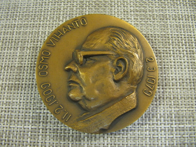 Osmo Vihanto mitali 1909-1979 /Juhani Vikainen -77.