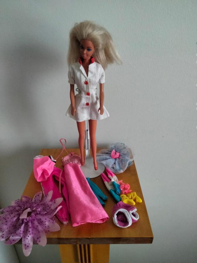 Barbie + vaatteita ja kenkiä.+ dvd