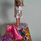 Barbie + vaatteita ja kenkiä.+ dvd - pikkukuva 1
