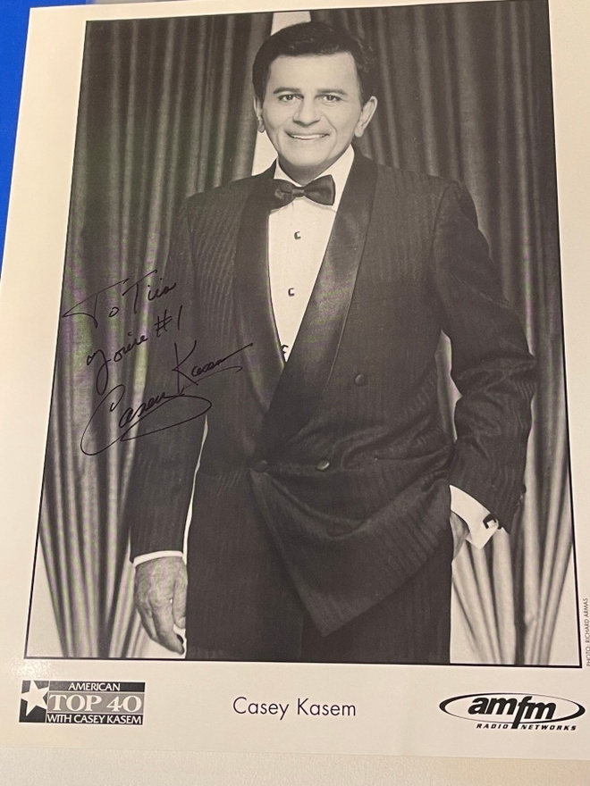 Casey Kasem nimikirjoitus kuvassa