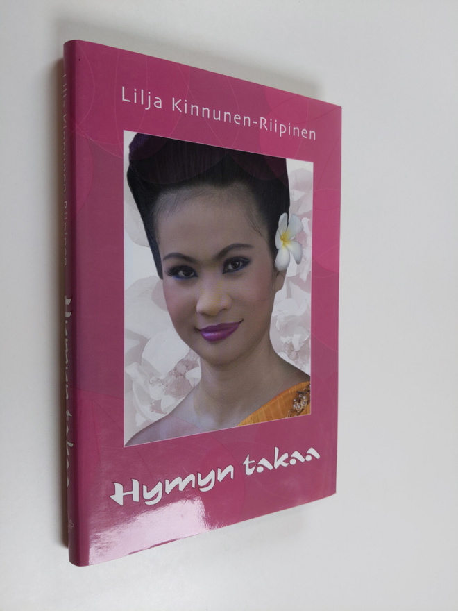 Lilja Kinnunen-Riipinen : Hymyn takaa