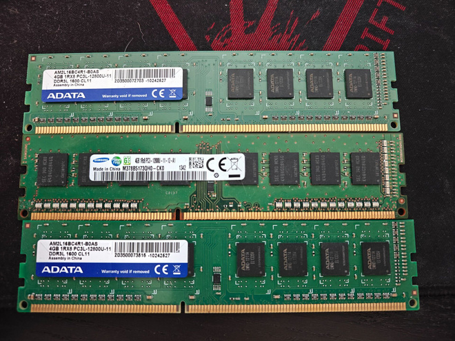 3 kpl muisteja 4GB 1rx8 pc3L 12800u samsung / adata