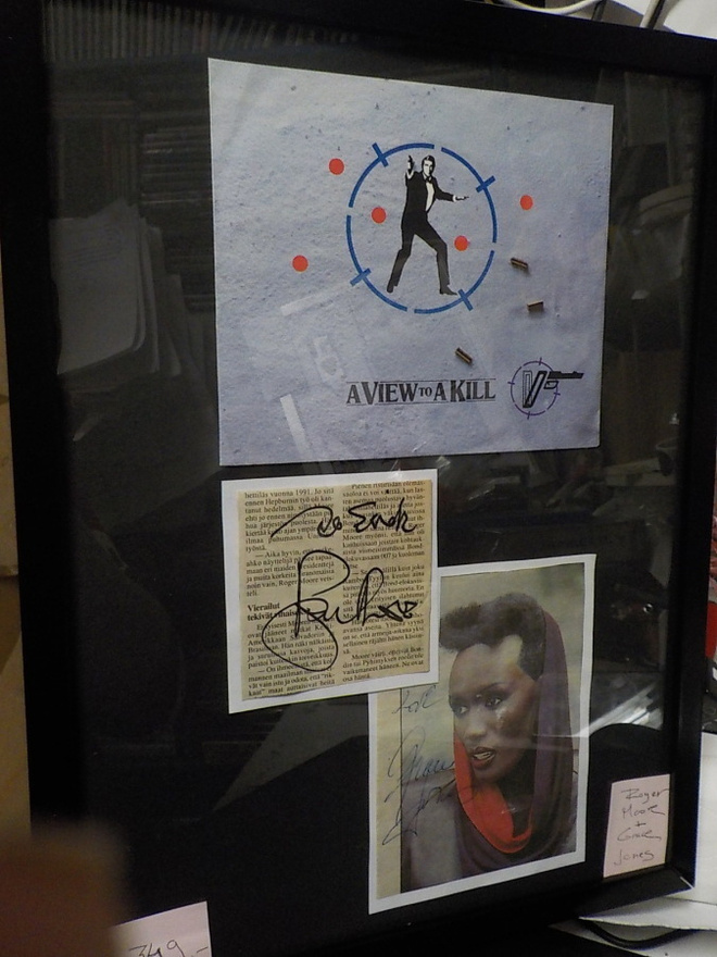 JAMES BOND TAULU ROGER MOOREN JA GRACE JONES NIMMARIT