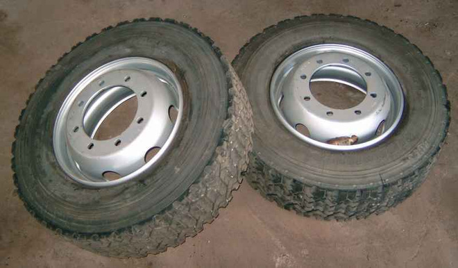 K-auton renkaat Dunlop 285/70 R19,5+uudet vanteet