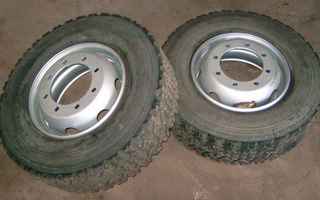 K-auton renkaat Dunlop 285/70 R19,5+uudet vanteet