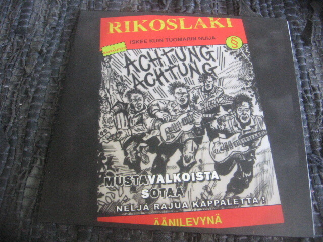 7" - Rikoslaki - Mustavalkoista sotaa