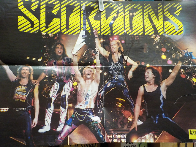 SCORPIONS JULISTE NELJÄLLÄ NIMMARILLA