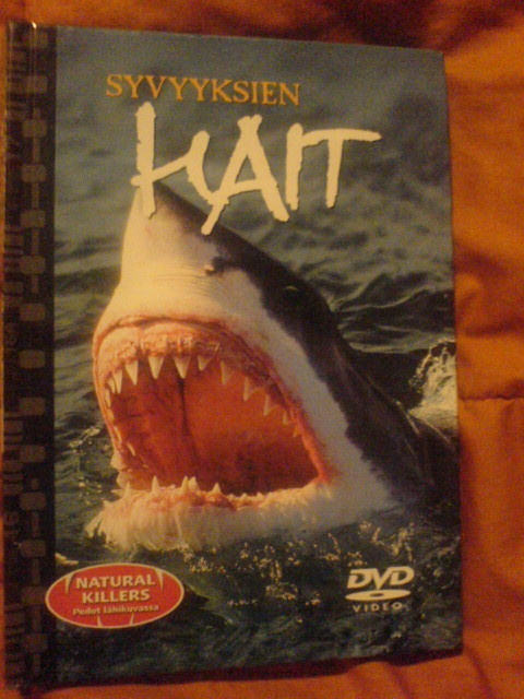 Syvyyksien hait , DVD + kirjanen