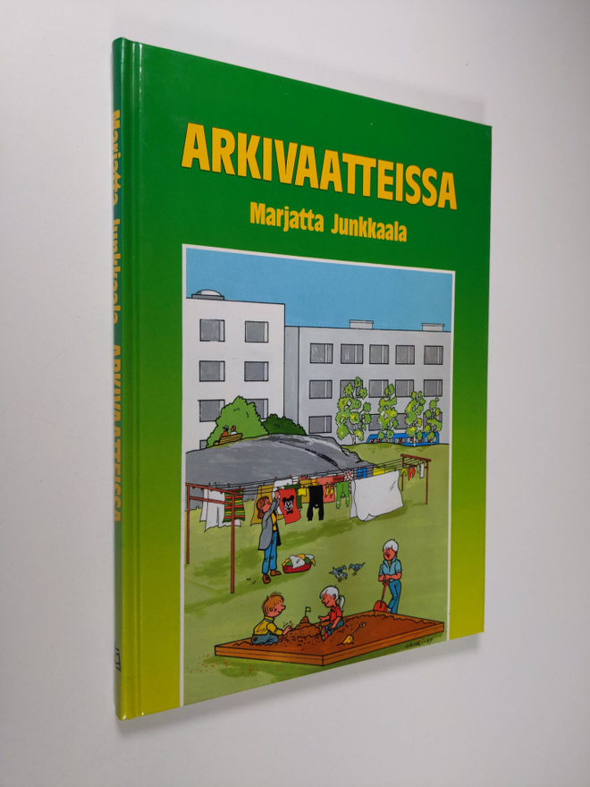 Marjatta Junkkaala : Arkivaatteissa : pakinoita
