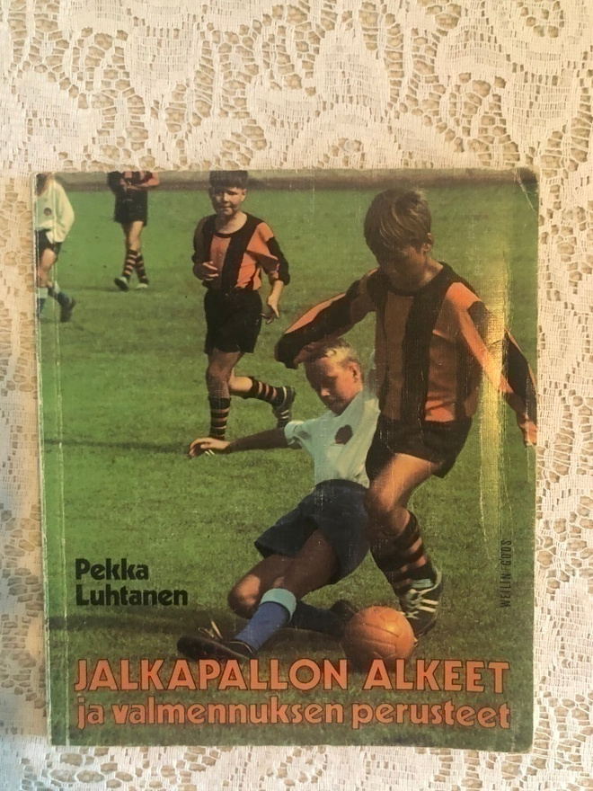 Jalkapallon alkeet ja valmennuksen perusteet. 1984.