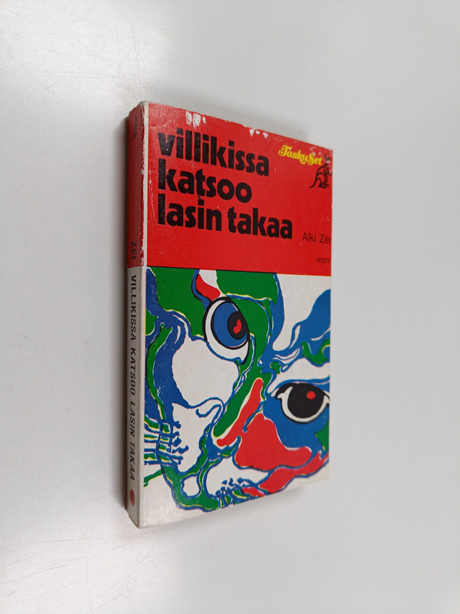 Alki Zei : Villikissa katsoo lasin takaa