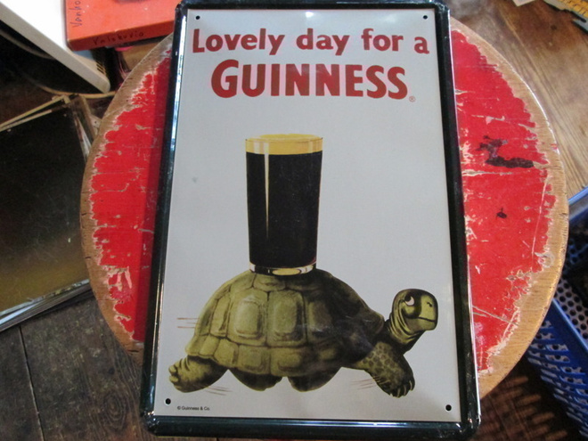Peltikyltti Guinness olut. Kilpikonna