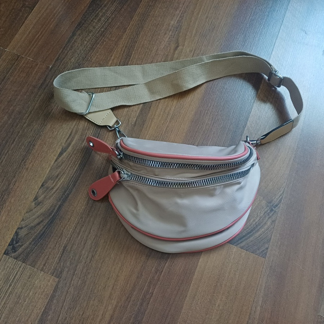 Myydään  naisten nailon laukku beige