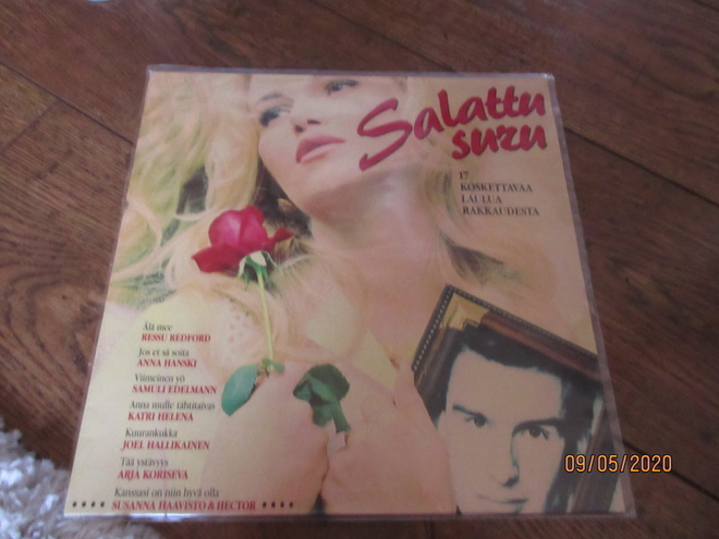Salattu Suru vinyyli eli LP levy.