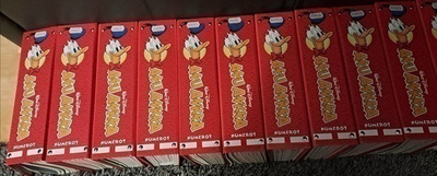 Aku Ankka Vuosikerta 2004 Kansioissa.