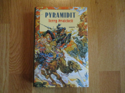 TERRY PRATCHETT Pyramidit  1.p. 2002 KARISTO Kiekkomaailma f