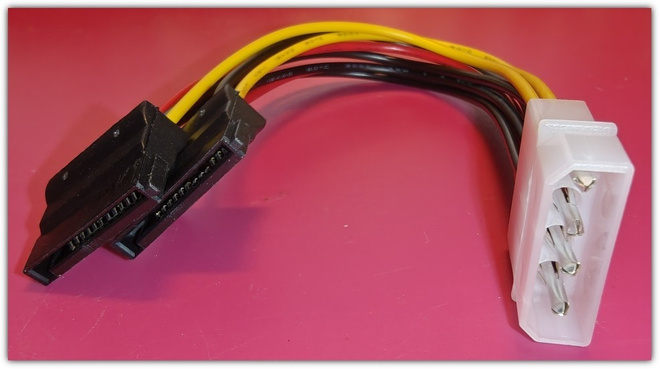 4pin Molex - 15pin SATA Y-haaroitettu virtakaapeli #30525