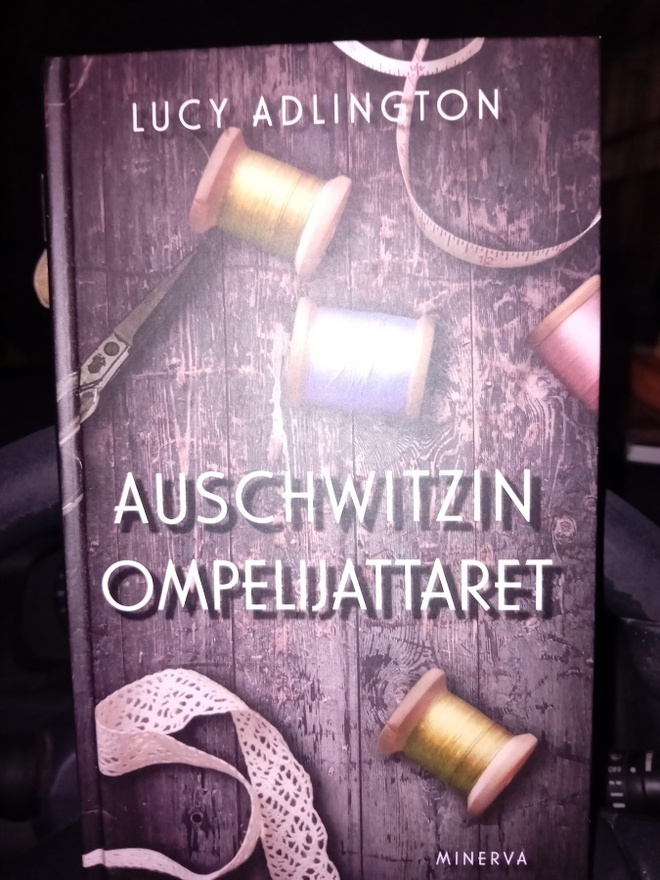 Adlington : Auschwitzin ompelijattaret ( SIS POSTIKULU  )