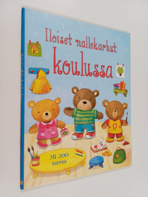 Iloiset nallukarhut koulussa