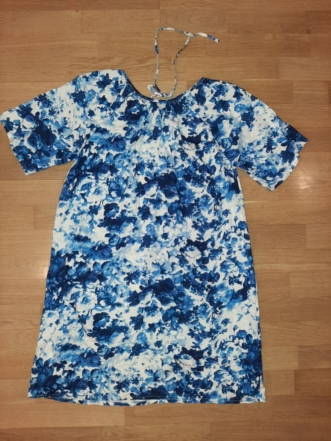 Kaunis sinivalkoinen mekko koko L