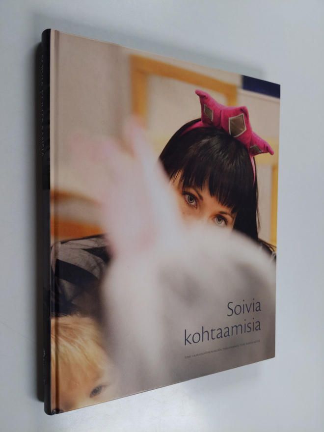 Laura ym. (toim.) Huhtinen-Hilden : Soivia kohtaamisia