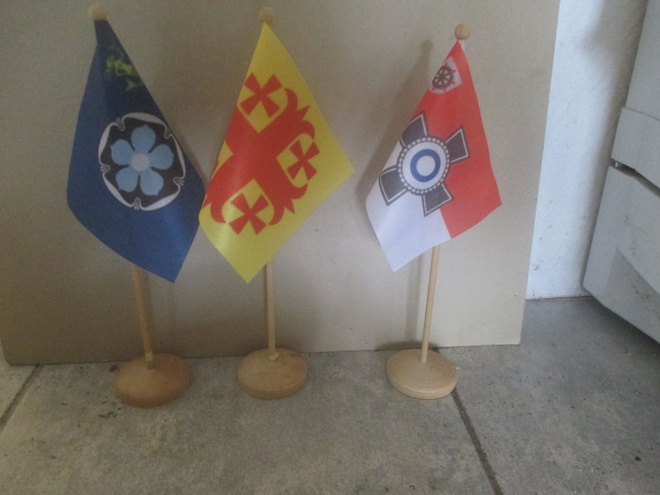 3 vanhaa pientä pienoislippua !