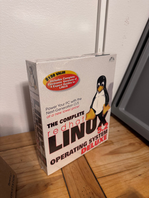 Red Hat Linux 5.2 Deluxe, avaamaton big box