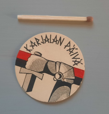 pahvimerkki Karjalan päivä, vanha, neulanreiät