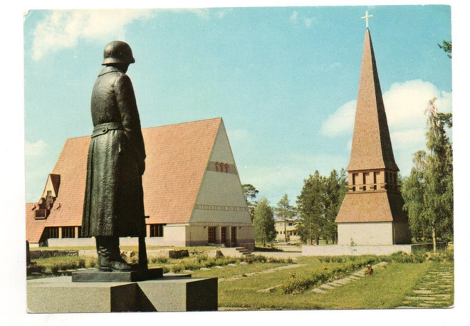 Puolanka: sankaripatsas ja kirkko