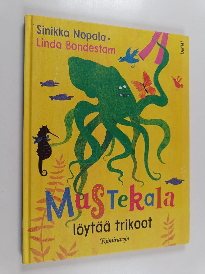 Sinikka Nopola : Mustekala löytää trikoot : riimirunoja